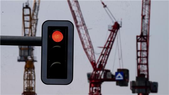 Es sieht wieder etwas schlechter aus. Die Bundesregierung senkt die Wachstumsprognose für dieses Jahr. (Symbolbild) 