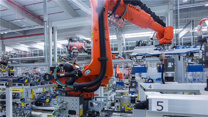 Es sind viele Industrieroboter im Einsatz in der neuen Produktionshalle für Batteriesysteme der tschechischen Volkswagen-Tochter Skoda.
