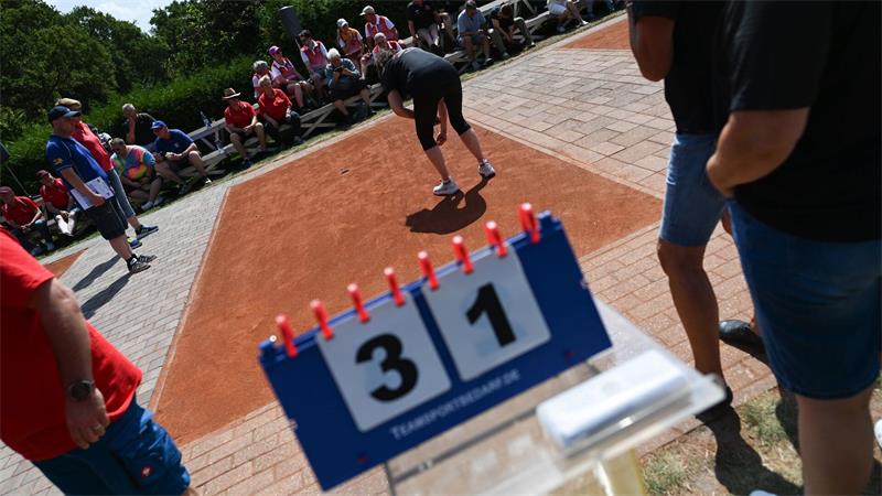 Murmel-Wettkampf: 32 Teams kämpfen um den Titel in Hatten Es versammelten sich auch einige Schaulaustige.