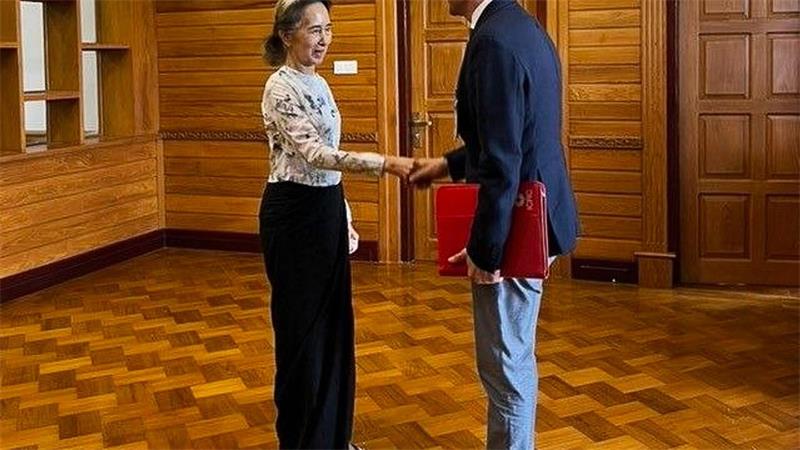 Seltene Bilder von Aung San Suu Kyi: Treffen mit Rotem Kreuz Es war das erste Treffen mit einem ausländischen Vertreter seit dem Putsch vor fünfeinhalb Jahren.
