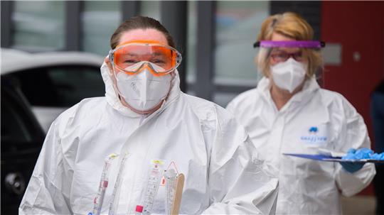 Es war die Zeit der Masken: Hier stehen eine Hausärztin (vorne) und eine Arzthelferin (hinten) im Januar 2022 vor einer Arztpraxis in der Region Hannover, um Patienten mittels PCR-Test auf das Corona-Virus zu testen. (Archivbild)