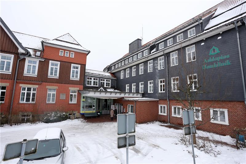 Asklepios: „Es war ein Arzt im Clausthaler Krankenhaus“ „Es war ein Arzt im Krankenhaus“, sagt Kliniksprecher Ralf Nehmzow nach der Messerstecherei am Kronenplatz. Foto: Neuendorf