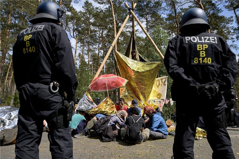 Protesttage gegen Tesla – Aktionen am Wochenende geplant Es war immer wieder zu Zusammenstößen zwischen Protestteilnehmern und der Polizei gekommen.