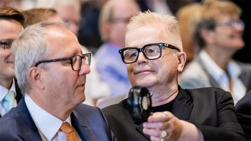 Es war warm bei der Verleihung: Herbert Grönemeyer hielt Andreas Voßkuhle, ehemaliger Präsident des Bundesverfassungsgerichts und Senatspräsident der Deutschen Nationalstiftung, daher einen Handventilator hin.