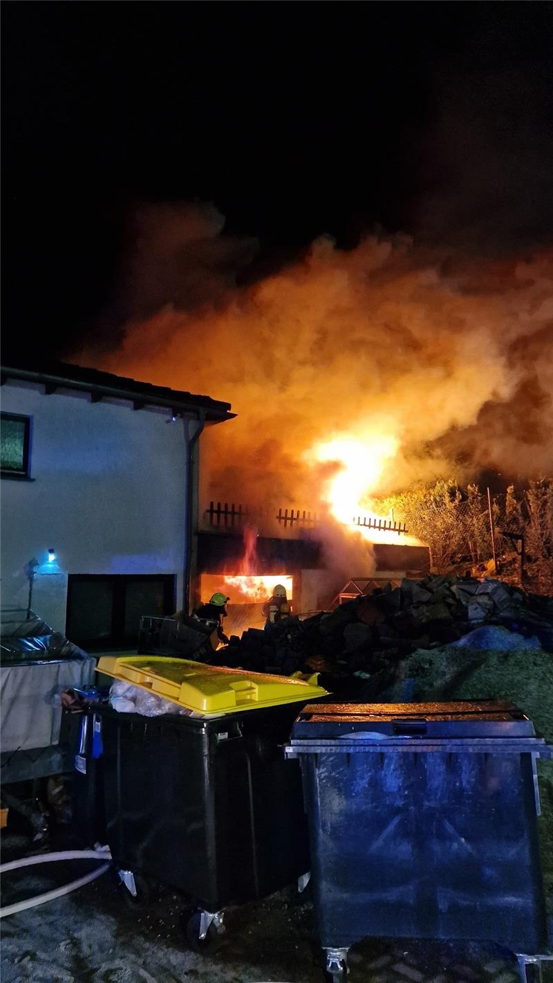 Brand in Bornhausen: Anwohner bedroht Einsatzkräfte Es waren 110 Einsatzkräfte vor Ort. Foto: Feuerwehr Seesen