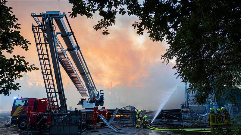 Schaden in Millionenhöhe bei Turnhallenbrand in Hannover Es waren viele Spezialfahrzeuge im Einsatz.