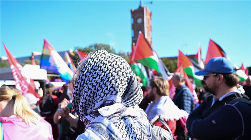 Rekordzahl gegen Gaza-Krieg auf der Straße Es waren viele palästinensische Fahnen zu sehen.