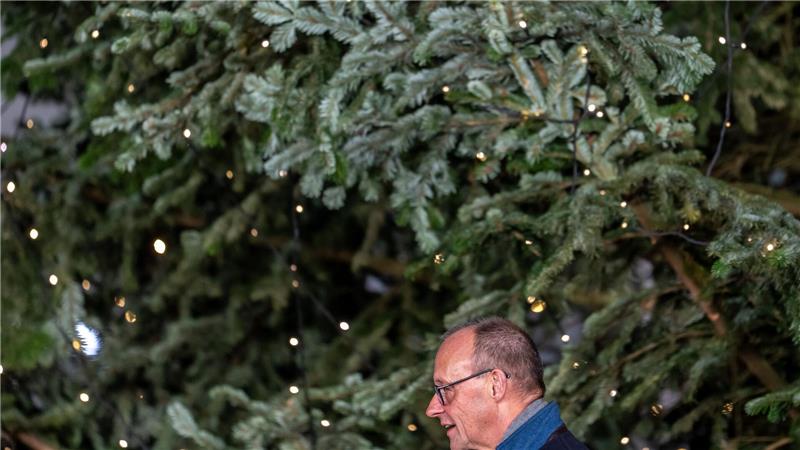 Es weihnachtet auch am Kanzleramt: Bundeskanzler Friedrich Merz (CDU) nimmt an der Übergabe des Weihnachtsbaums teil.