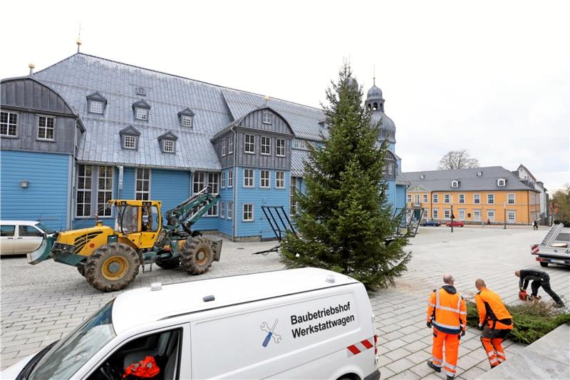 Der Weihnachtsbaum vor Clausthaler Marktkirche steht Es weihnachtet vor der Clausthaler Marktkirche.
