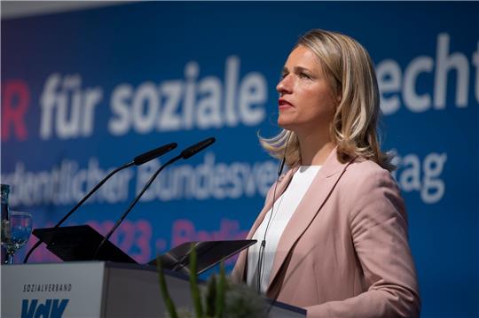 Es werde Zeit, dass der Kanzler sich zur Kindergrundsicherung äußere, so VdK-Chefin Verena Bentele.