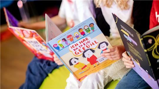 Es werden mehr als 2.000 Neuerscheinungen im Bereich der Kinder- und Jugendmedien aus allen deutschsprachigen Ländern vorgestellt. 