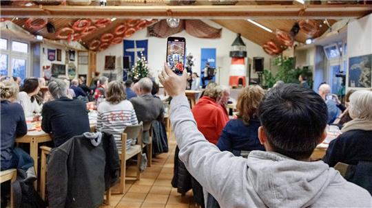 Es werden wieder viele Grüße gesendet und persönliche Geschichten erzählt. 