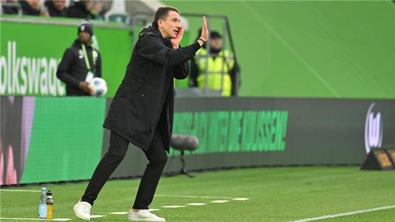 Erneute Pleite für Wolfsburg: 2:3 gegen den FC Augsburg Es wird immer dramatischer für VfL Wolfsburgs Cheftrainer Daniel Bauer.