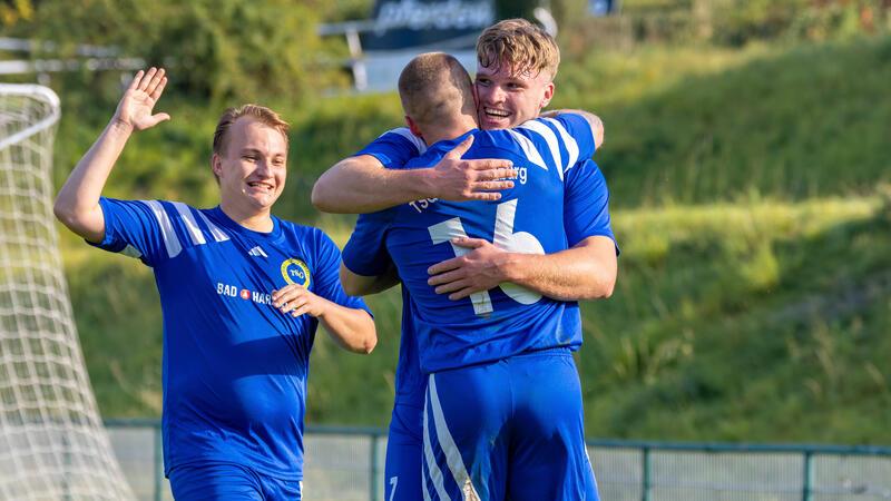 Es wird kräftig gejubelt im Sportpark: Hier herzt Joshua Bartels (r.) nach seinem Treffer zum 3:2 Vorlagengeber Nico Martinato. Links Brian-Joshua Bothe. Foto: Drechsler