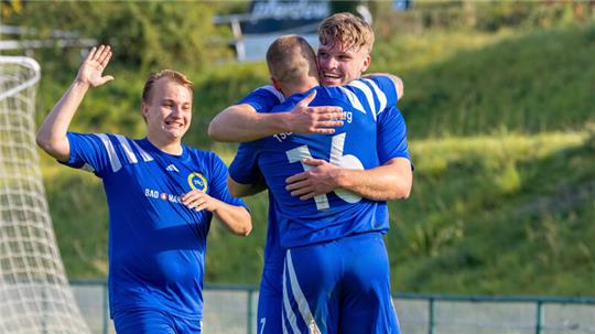 Es wird kräftig gejubelt im Sportpark: Hier herzt Joshua Bartels (r.) nach seinem Treffer zum 3:2 Vorlagengeber Nico Martinato. Links Brian-Joshua Bothe. Foto: Drechsler