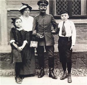 Erinnern an Nazi-Opfer: Niemand kann Hermann Kassebaum helfen Es wird militärisch: Um 1914 posiert die Familie mit dem Vater in Uniform.
