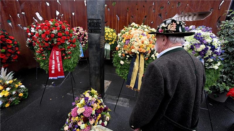 Es wird nicht nur gefeiert: Am Rande des Oktoberfestes wird am Jahrestag an das rechtsextreme Attentat auf das Oktoberfest vor 45 Jahren erinnert. Bei dem Bombenanschlag wurden damals 13 Menschen getötet und über 200 verletzt. 