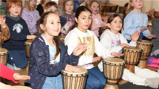 Trommelnde Kinder