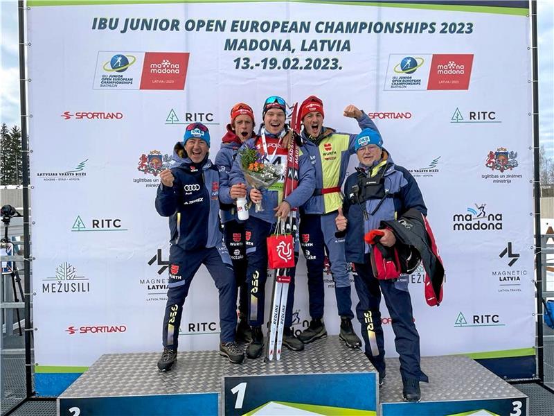 Es wird viel gejubelt: Hier feiert Hans Köllner (M.) vom WSV Clausthal-Zellerfeld seinen Titel im Einzelrennen der Junioren-Europameisterschaft in Lettland. Team-Kollegen und Betreuer der deutschen Mannschaft um Trainer Marko Danz (l.) freuen sich mit dem Sieger.  Foto: Privat