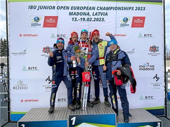 Es wird viel gejubelt: Hier feiert Hans Köllner (M.) vom WSV Clausthal-Zellerfeld seinen Titel im Einzelrennen der Junioren-Europameisterschaft in Lettland. Team-Kollegen und Betreuer der deutschen Mannschaft um Trainer Marko Danz (l.) freuen sich mit dem Sieger.  Foto: Privat