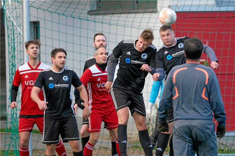 Es wird wieder knuffig: Für den VfL Liebenburg (rote Trikots) und den TSV Immenrode kommt in der neuen Nordharzliga-Saison nur der Klassenerhalt in Betracht. Foto: Drechsler