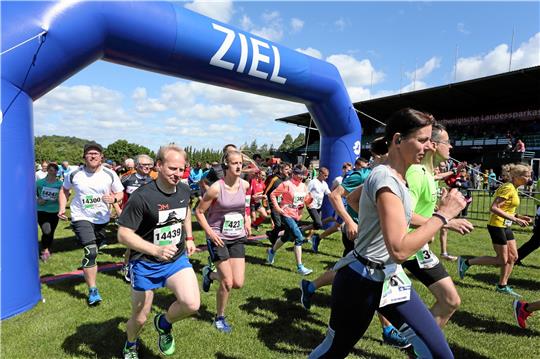 Es wird wieder voll vor der Tribüne an der Rennbahn: 500 Läuferinnen und Läufer haben sich bereits für den Bad Harzburger Bergmarathon angemeldet.  Foto: Neuendorf