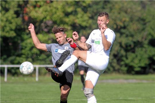 Es wird zur Sache gehen: Mohamed Taher Helal (li), bisher erfolgreichster Torschütze seines Teams, trifft mit der SVG Oberharz am Sonntag auf die TSG Wildemann. Foto: Gietemann