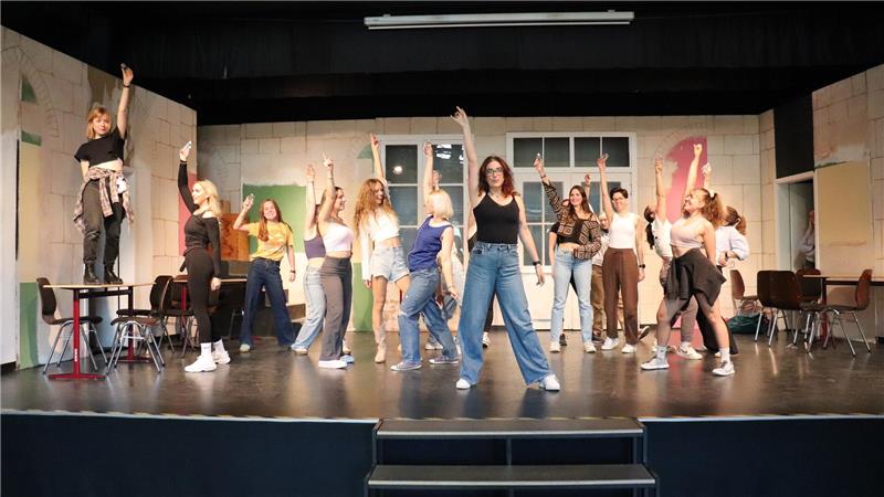 Bühnenreif bringt neues Musical in die Schlosserei am Rammelsberg Es wirkt ohne fertiges Bühnenbild noch rudimentär, doch die Inhaftierten haben Spaß mit geschmuggelten Extras.
