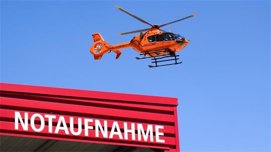 Es wurde ein Rettungshubschrauber angefordert, der das Kind in ein Klinikum flog. (Symbolbild)