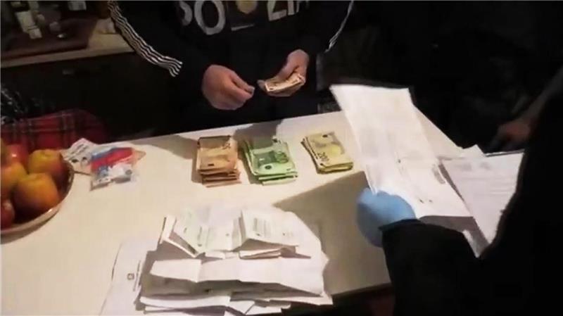 Es wurden unter anderem Geschäftsunterlagen und Bargeld sichergestellt.
