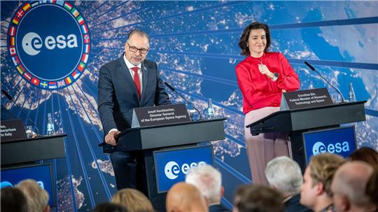 Esa-Chef Aschbacher präsentiert mit Ministerin Bär das Ergebnis der Konferenz. 