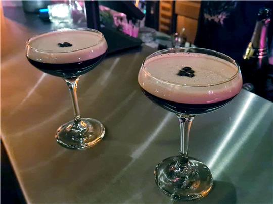 Espresso Martini - hübsch angerichtet in Gläsern.