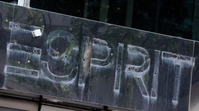 Esprit schließt bis Jahresende alle Filialen in Deutschland, etwa 1300 Mitarbeiterinnen und Mitarbeiter verlieren ihren Job.