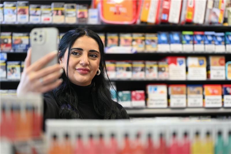 Esra Cayir stellt auf Tiktok Szenen aus ihrem Arbeitsalltag an einer Tankstelle nach.