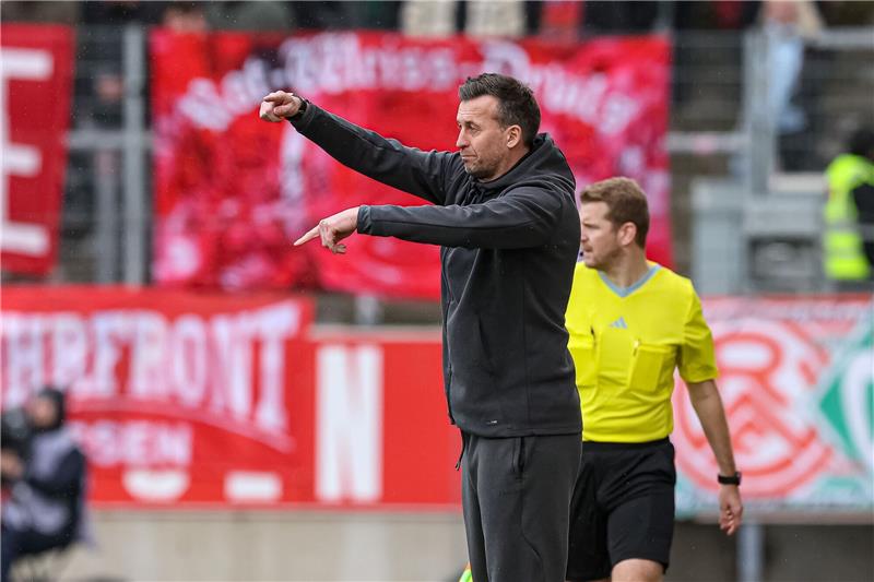 U23-Spieler Moustier verlässt Hannover - Wechsel nach Essen Essens Trainer Christoph Dabrowski gestikuliert.