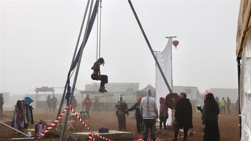 Essstände, eine aufblasbare Hüpfburg und Anlagen für Seilakrobatik finden sich auf dem Gelände.