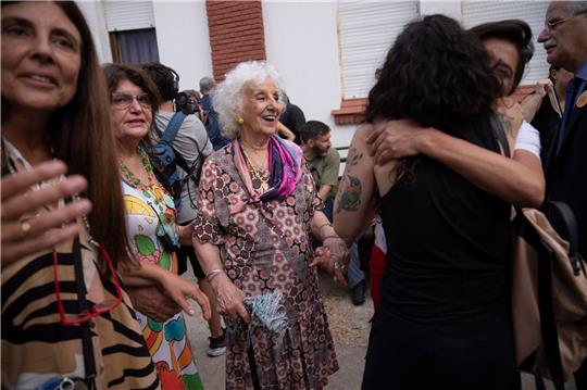 Estela de Carlotto (M), die Leiterin der Menschenrechtsorganisation Abuelas de Plaza de Mayo («Großmütter der Plaza de Mayo»), und andere Aktivisten treffen sich in ihrem Büro im ehemaligen Folterzentrum ESMA in Buenos Aires, Argentinien.