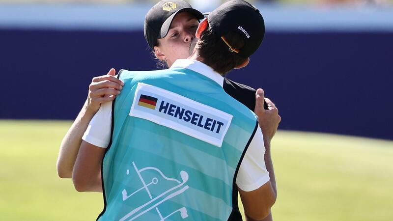 Historischer Coup: Golferin Henseleit holt Olympia-Silber Esther Henseleit küsst ihren Freund und Caddie Reece Phillips.