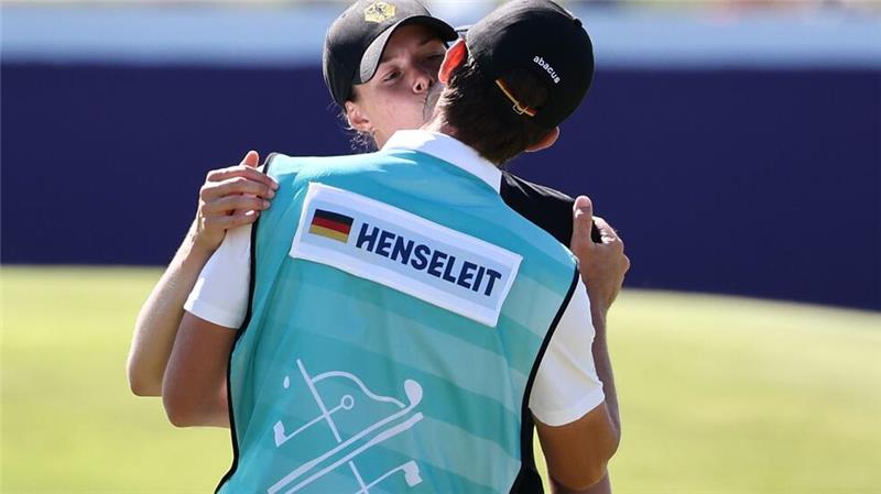 Esther Henseleit (l) küsst ihren Freund und Caddie Reece Phillips.
