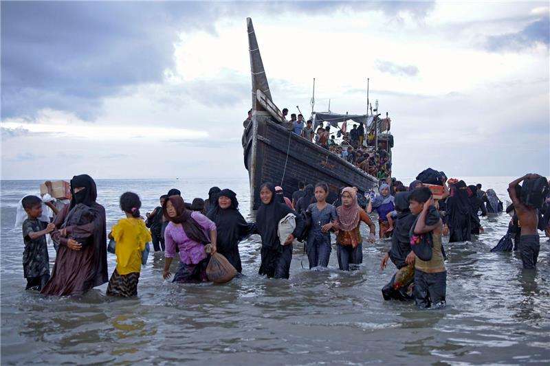 Zurück aufs Meer geschickt: Drama um Rohingya-Flüchtlinge Ethnische Rohingya verlassen ihr Boot nach der Landung in Ulee Madon in der Provinz Aceh.