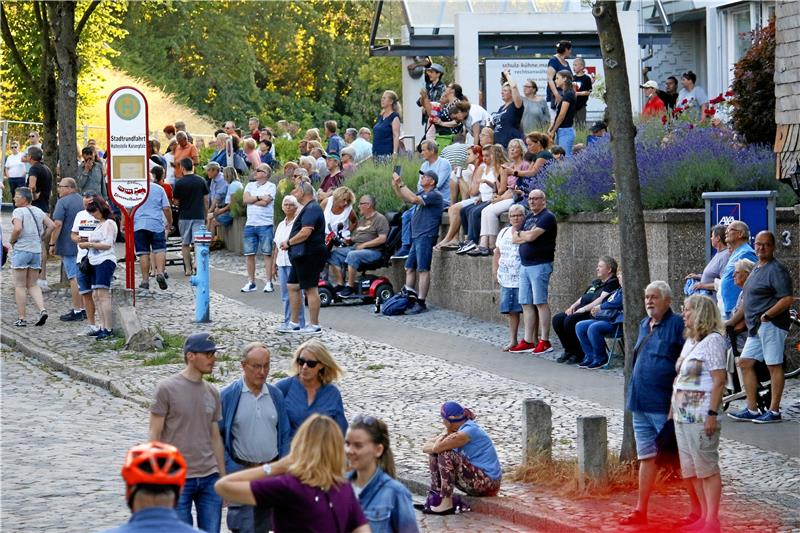 Pfalzkonzerte für 2023 sind schon in Planung Etliche Kiebitze haben sich neben dem Konzertgelände versammelt, um den Künstlern auch ohne Tickets zu lauschen.