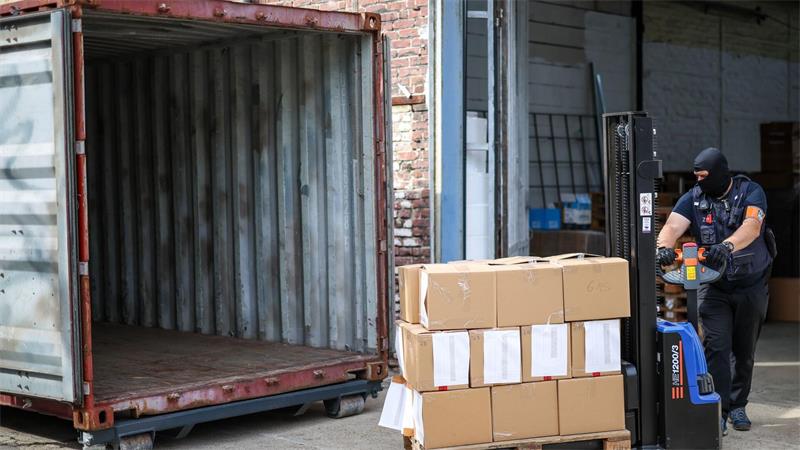 300 Millionen Euro Schaden: Großrazzia wegen Mogel-Handys Etwa 10.- bis 15.000 Mobiltelefone sind nach dpa-Informationen in Krefeld beschlagnahmt worden.