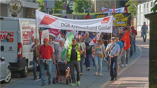 Etwa 100 Menschen machen sich von der Kaiserpfalz auf zum gewerkschaftlichen Demonstrationszug durch die Altstadt.