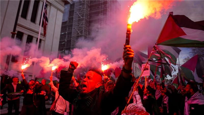 Proteste gegen Israel: Haaland treffsicher - außer vom Punkt Etwa 1000 Menschen haben vor dem Stadion in Oslo an einer propalästinensischen Demo teilgenommen.