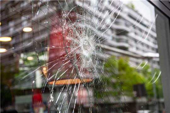 Etwa 20 Randalierer zogen in der Nacht durch Berlin - dabei wurden auch zahlreiche Fensterscheiben demoliert.