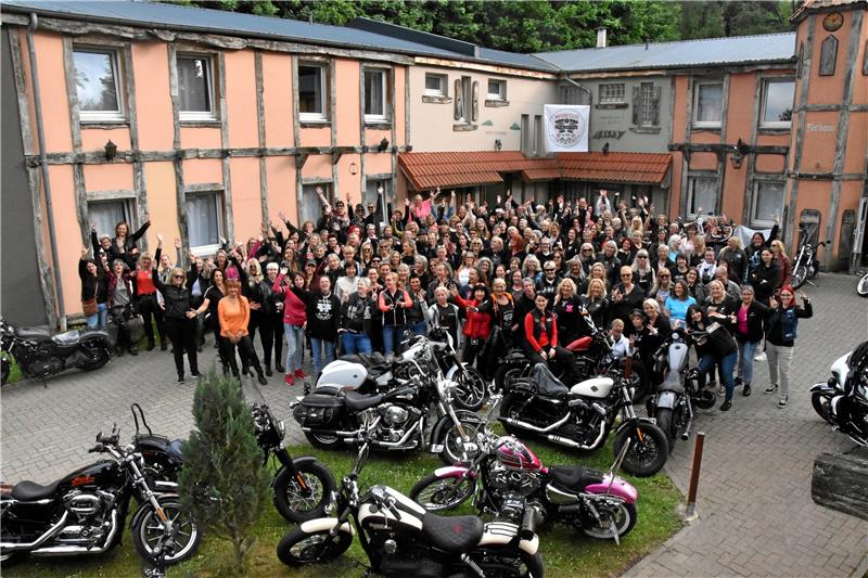 200 Harley-Girls treffen sich in Goslar Etwa 200 Mitglieder der „Harley-Girls-Europa“ treffen sich in der Goslarer „Harz Lodge“ – ihre Maschinen sind natürlich auch dabei. Foto: Sowa