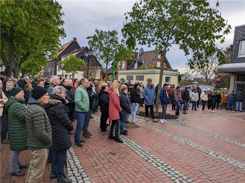 In Langelsheim „vor Ort ein klares Zeichen setzen“ Etwa 250 Bürgerinnen und Bürger besuchten die Kundgebung. Foto: Raksch