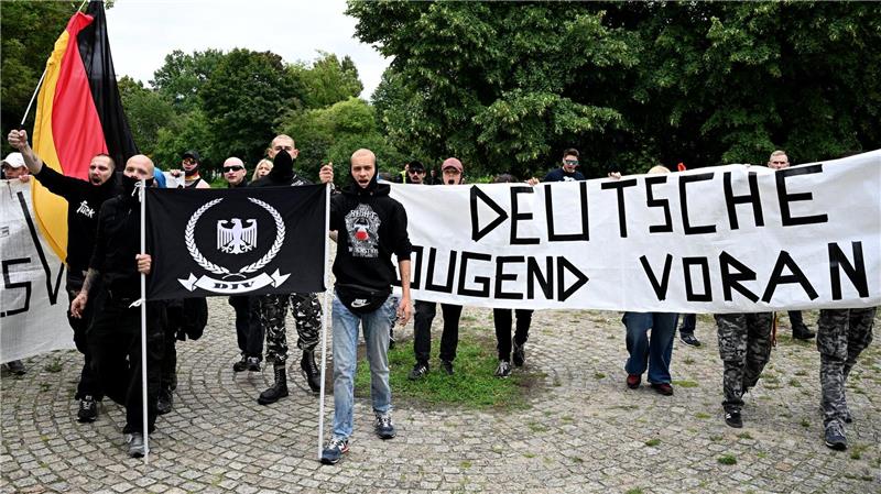 Etwa 30 bis 50 Personen beteiligten sich an einer rechten Gegendemonstration.