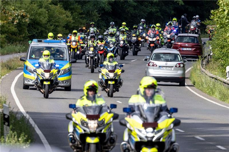 Biker organisieren Sternfahrt für Ratinger Explosionsopfer Etwa 350 Motorräder fahren bei der Motorrad-Sternfahrt in Richtung Ratingen mit, hier auf der Mülheimer Straße in Ratingen.