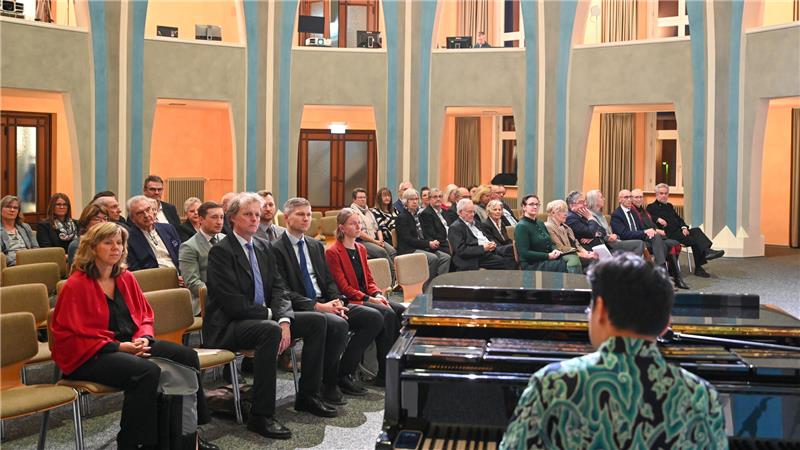 Marina Frost verdient sich die Ehrenbürgerwürde der TU Clausthal Etwa 40 Gäste begleiten die Verleihung in der TU Clausthal. Begleitend gibt es Musik und Vorträge.